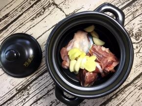 将大蒜掰为小瓣后去皮洗净后切块放入