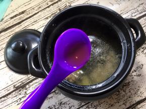 将一勺料酒放入煲中去腥