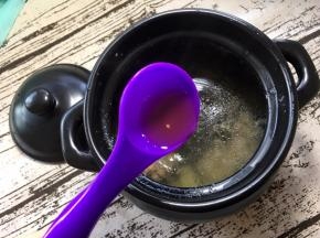 将一勺料酒放入煲中去腥