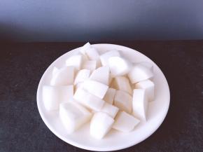 将萝卜去皮洗净后切成小块