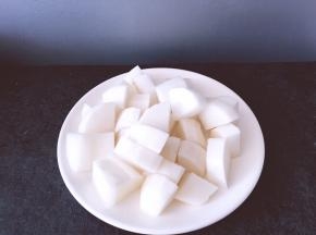 将萝卜去皮洗净后切成小块