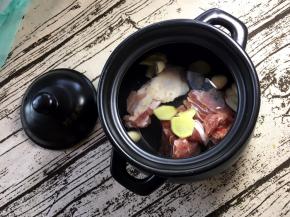 在煲里放1500ml的水