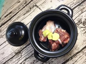 将生姜去皮洗净后切块放入煲中