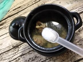 放大火灶小火熬制2个小时加一勺盐