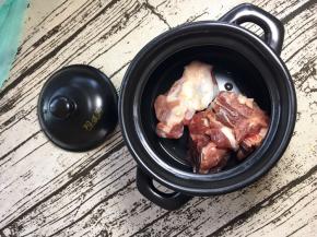 将大骨头洗净后装煲里