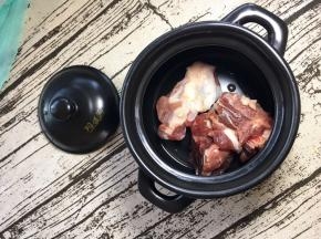 将大骨头洗净后装煲里