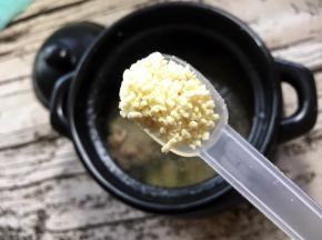 加入一勺鸡精进行调味