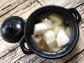 将切好的萝卜放入煲中