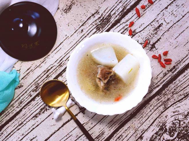 养生之骨头萝卜汤