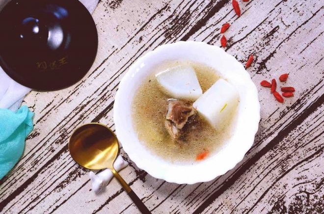 养生之骨头萝卜汤