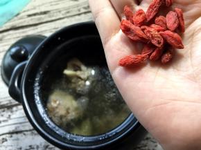 将十几颗苟记泡水洗净后放入煲中