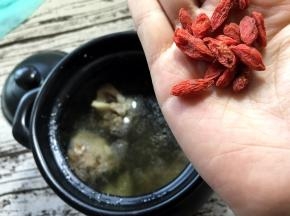 将十几颗苟记泡水洗净后放入煲中