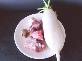 将大骨头生姜大蒜萝卜准备好