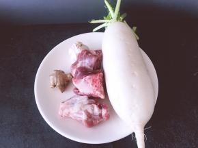 将大骨头生姜大蒜萝卜准备好