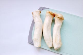 食材准备：杏鲍菇3个洗净
