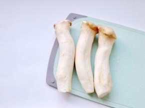 食材准备：杏鲍菇3个洗净