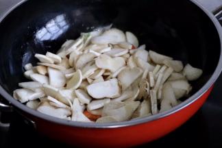 放入杏鲍菇翻炒