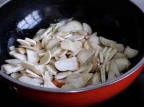 放入杏鲍菇翻炒