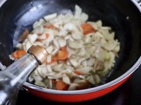 生抽半汤匙
