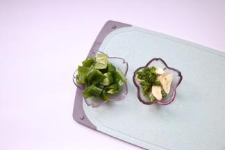 青椒切均等小片，蒜瓣切片，切葱花