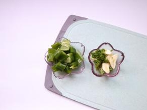 青椒切均等小片，蒜瓣切片，切葱花