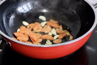 放入胡萝卜翻炒