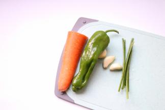 半根胡萝卜，青椒、蒜瓣、葱叶