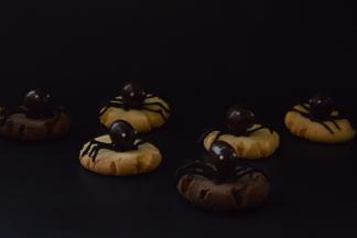 白巧克力隔水加热至融化，用牙签蘸上装点出蜘蛛的眼睛