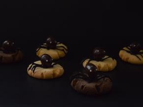 白巧克力隔水加热至融化，用牙签蘸上装点出蜘蛛的眼睛