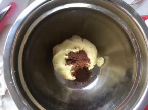 取一半加入可可粉抓揉均匀