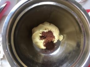 取一半加入可可粉抓揉均匀