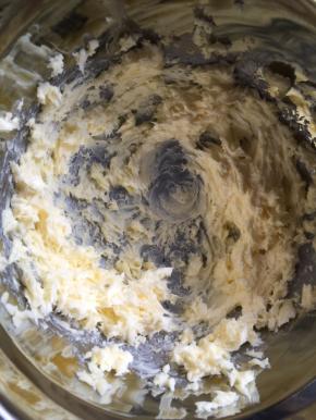 现煮两颗鸡蛋，蛋黄要煮熟透了，我是冷水下锅，水开了煮了10分钟，黄油室温软化打发