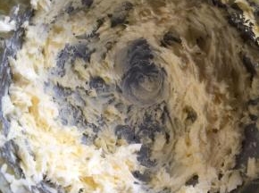 现煮两颗鸡蛋，蛋黄要煮熟透了，我是冷水下锅，水开了煮了10分钟，黄油室温软化打发