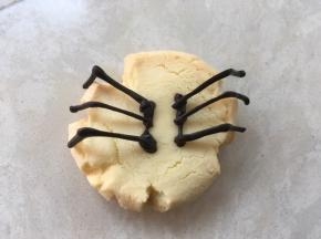 饼干凉透后，在饼干上点上几滴巧克力酱，装饰上蜘蛛腿，我做了6腿的蜘蛛，感觉8条腿太拥挤啦