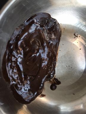 巧克力隔水加热至融化