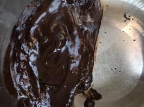 巧克力隔水加热至融化