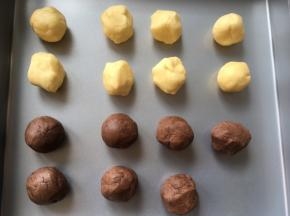 将两种面团分成20克一份，烤箱预热170度