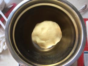 之后用手抓揉均匀，面团呈光滑状态