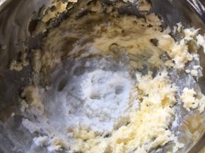 加入糖粉搅拌均匀