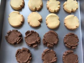 入烤箱烤25分钟，表面上色即可，出炉凉透