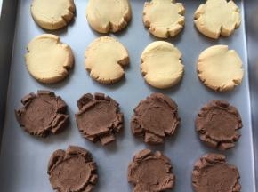 入烤箱烤25分钟，表面上色即可，出炉凉透