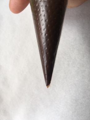 装入裱花袋，裱花袋剪个小小的口