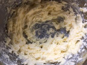 加入糖粉搅拌均匀，之后打发至蓬松状态，黄油颜色变浅