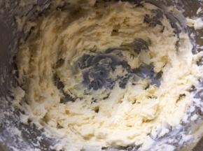 加入糖粉搅拌均匀，之后打发至蓬松状态，黄油颜色变浅