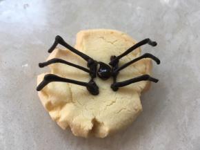 在中间点上一点巧克力酱