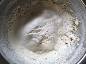 过筛低筋面粉跟玉米淀粉，搅拌均匀