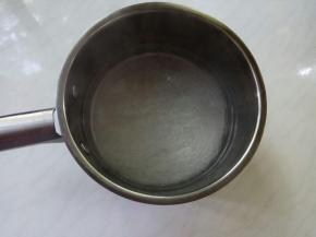 粉丝洗净用开水泡软后，捞出控水。