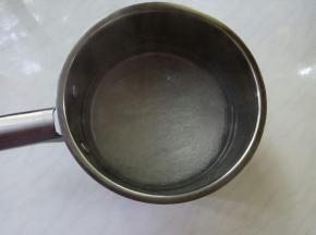 粉丝洗净用开水泡软后，捞出控水。