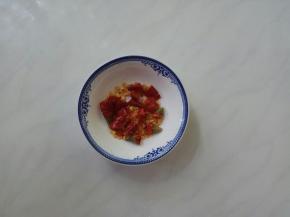 辣椒剪碎。