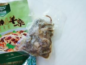 羊杂剪开包装。